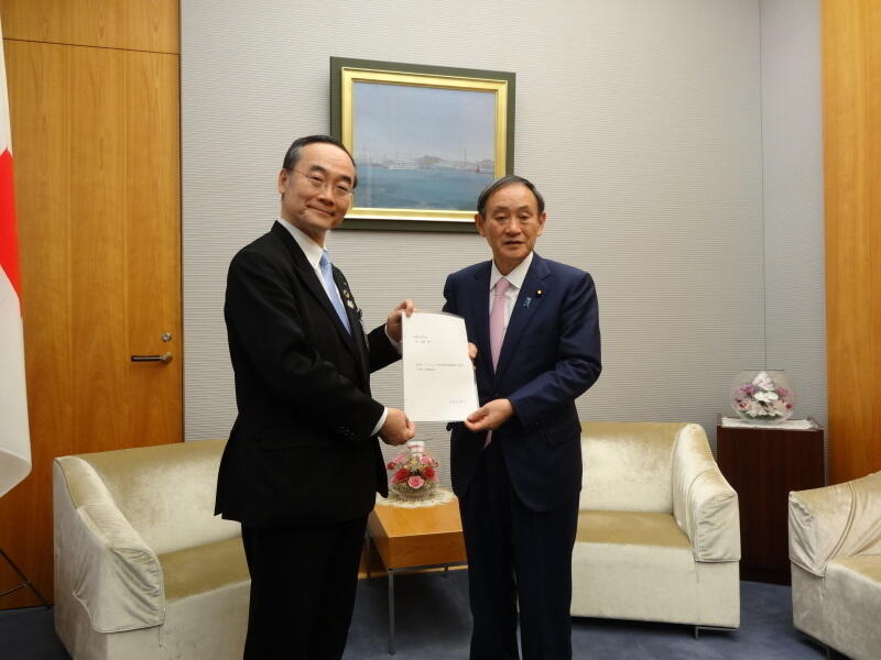 画像：菅内閣官房長官に提言書を手交する飯泉 全国知事会会長（徳島県知事）